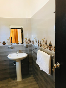 Sri White Villa Airport Boutique Hotel