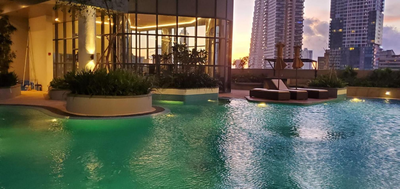 Luxury 32nd Floor 2 Bed-2 Bath Apartment with Pool, Harbour & Lotus Tower views