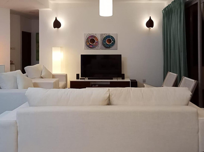 Great Location Living, Modern 2-Bed Apartment with Pool & Gym Access, All Amenities