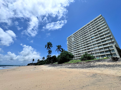 Luxury Oceanfront Penthouse in Uswetakeiyawa