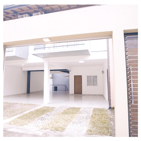 Diyawanna Villa - Deluxe Double Room in Colombo