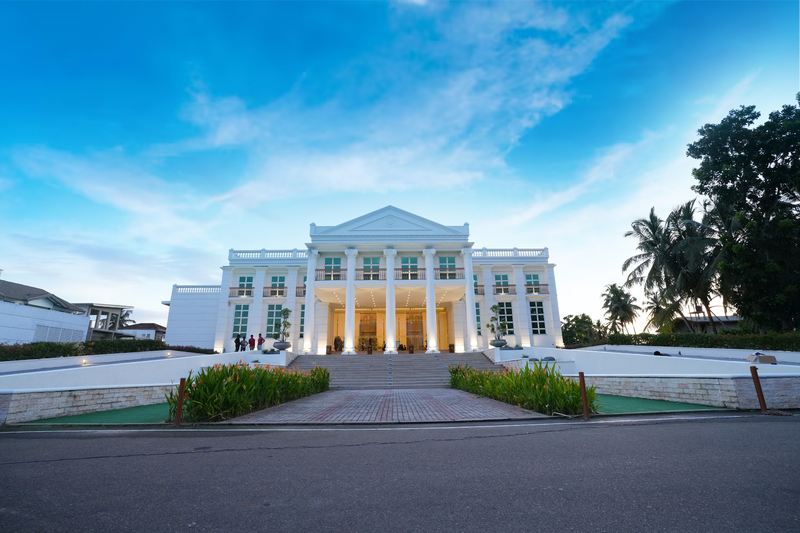 Grandeeza Hotel By Galison