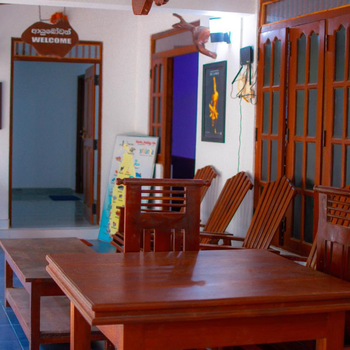 Tourist Holiday Inn - Hotel exterior or room view