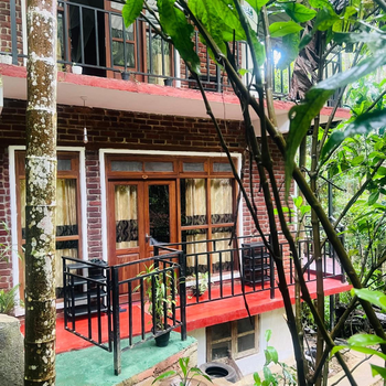 MUM Jungle Inn - Hotel exterior or room view