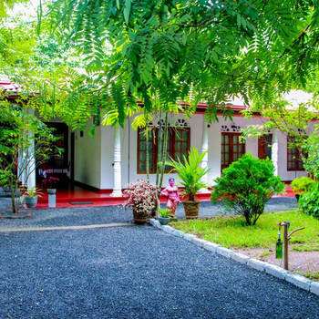 Thathsara Holiday Inn - Hotel exterior or room view