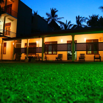 Vishmee Holiday Inn - Hotel exterior or room view