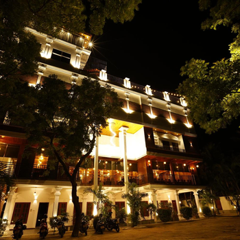 J Hotel - Hotel exterior or room view