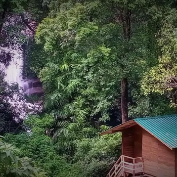 Knuckles Backpackers Hut with waterfall view - Hotel exterior or room view