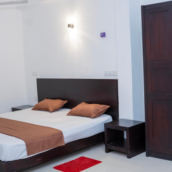 Yash Rest Inn - Hotel exterior or room view