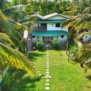 Blue skies guest house and restaurant - Hotel exterior or room view