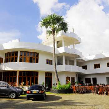 Amis Hotel & Restaurant - Hotel exterior or room view