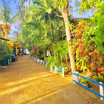 Shashini Beach Resort - Hotel exterior or room view