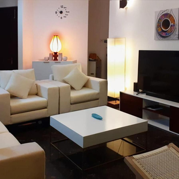 Great Location Living, Modern 2-Bed Apartment with Pool & Gym Access, All Amenities - Hotel exterior or room view