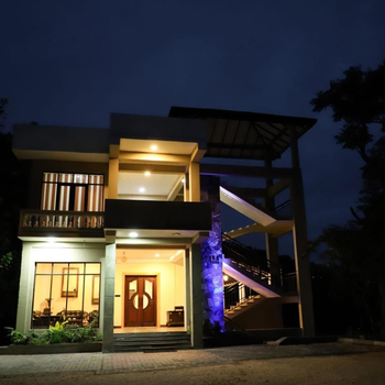 Blue Waters Edge Hotel - Hotel exterior or room view